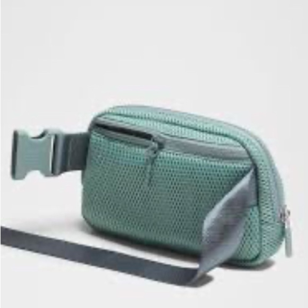 NWT Lululemon Everywhere Belt Bag Knit Mesh 1L Crossbody Waist Fanny Pack - Picture 3 of 6
